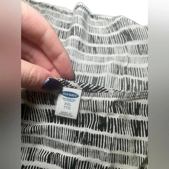 Old Navy Black And White Open Back Plus Blouse Size XXL - Picture 3 of 4